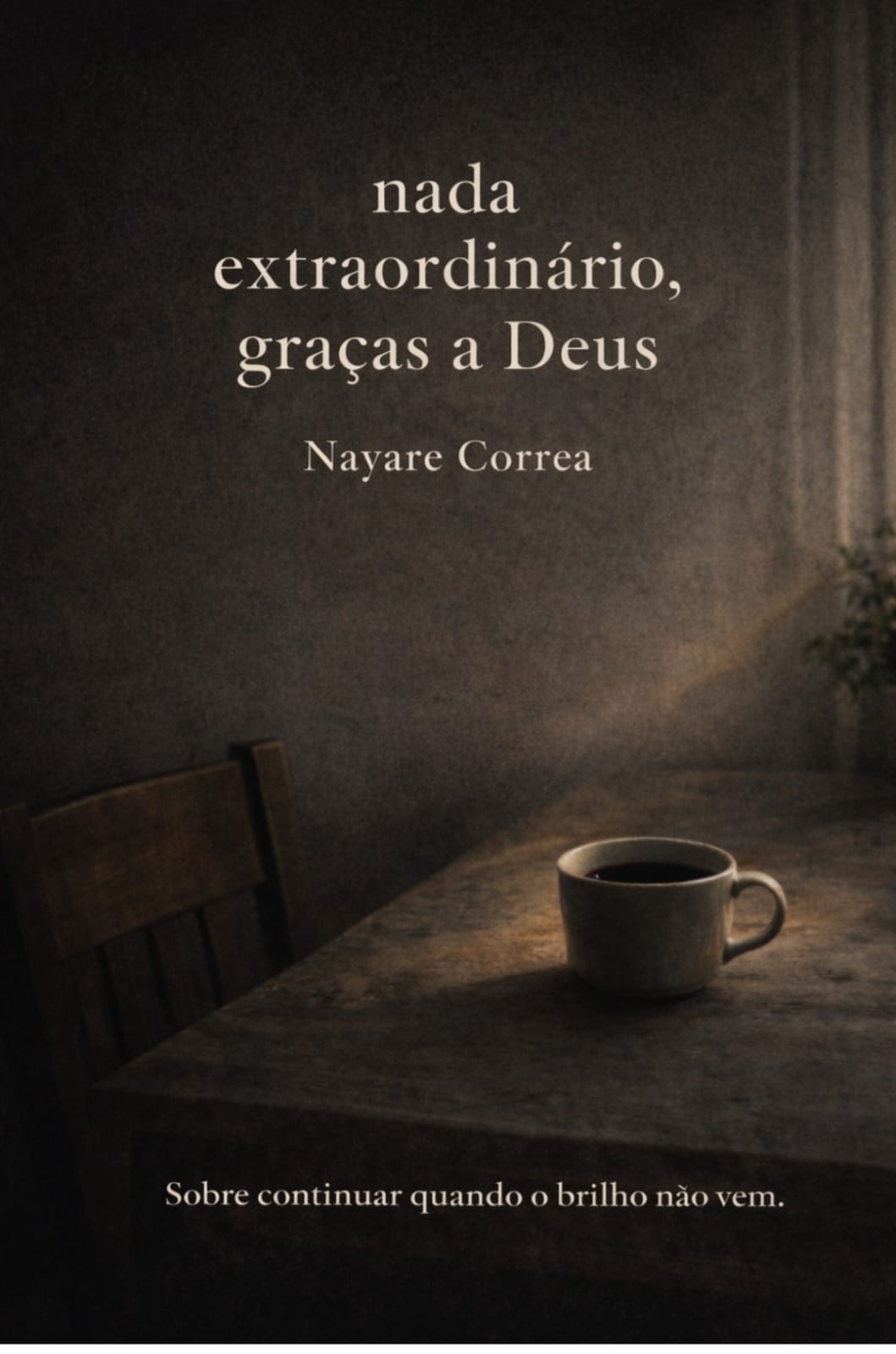 Capa do livro Nada Extraordinário, graças a Deus - mostra uma xícara de café sobre uma mesa de madeira em ambiente acolhedor